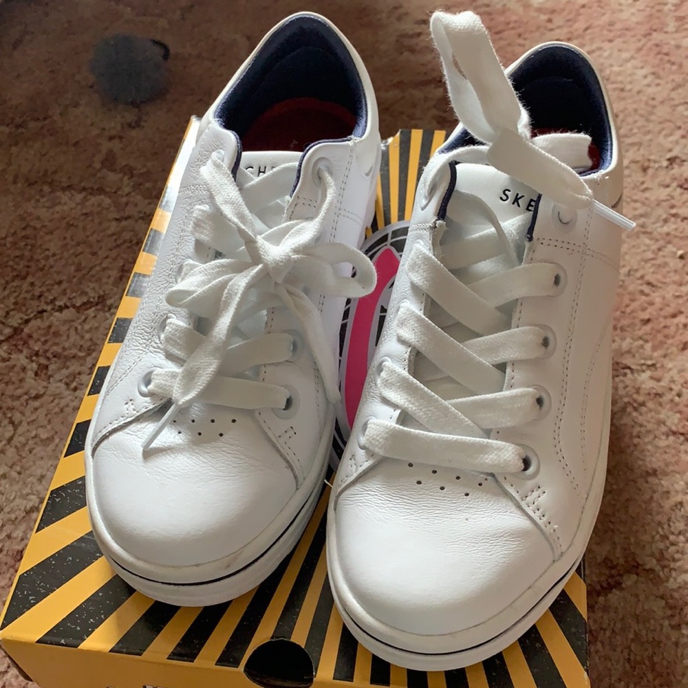 Woman sketcher white tennis shoes size 7